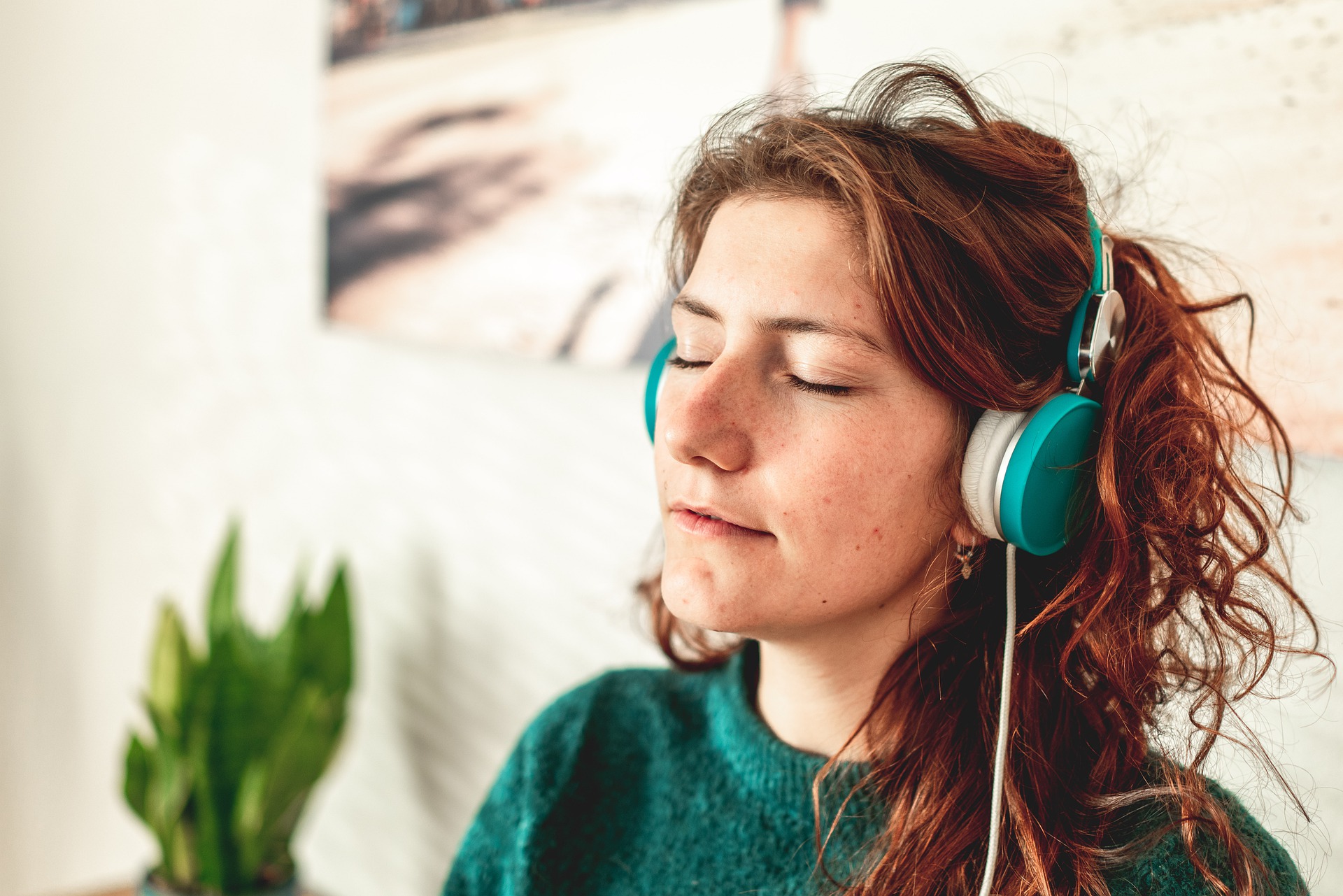 Unos auriculares con música pueden ser de gran ayuda para las personas con misofonía.
