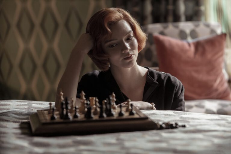 Gambito de Dama es una serie sobre ajedrez, pero también sobre resiliencia.