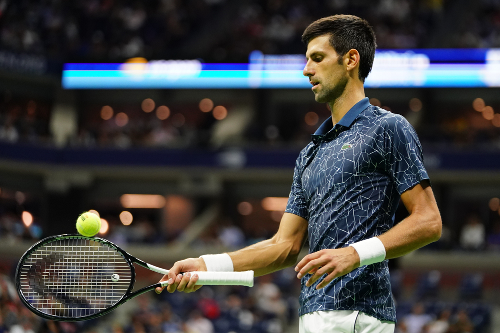 Novak Djokovic recurre a técnicas como la meditación para mantener la calma y la concentración en momentos decisivos.