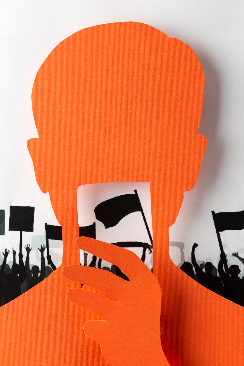 Silueta de una cabeza sosteniendo una imagen de una multitud con banderas, ilustración sobre polarización y radicalización de ideas.