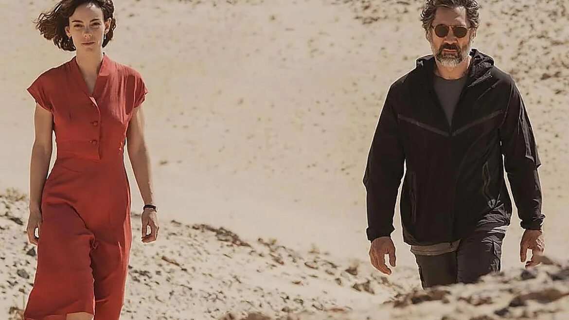 Esteban y Emilia caminando por el desierto en la película El ser querido