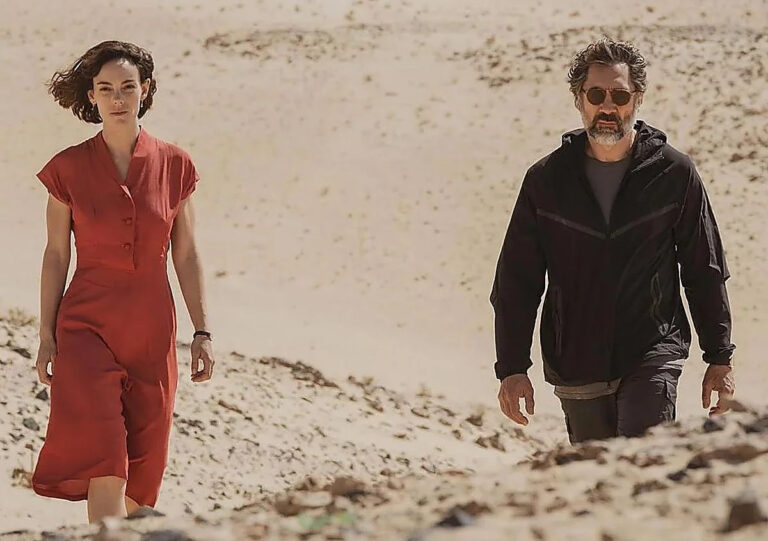 Esteban y Emilia caminando por el desierto en la película El ser querido