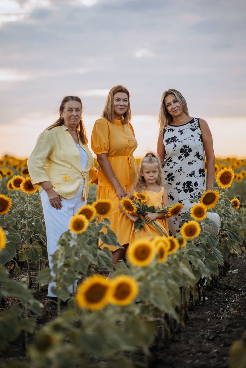 Cuatro generaciones de mujeres juntas en un campo de girasoles