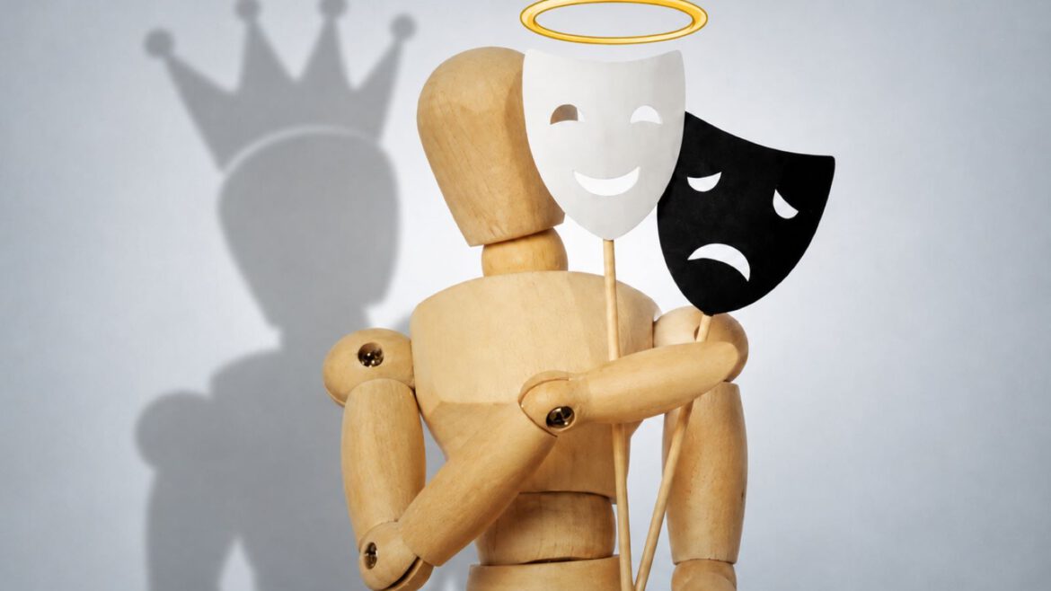 Figura de madera rodeada de distintas máscaras como representación de las formas menos evidentes del narcisismo